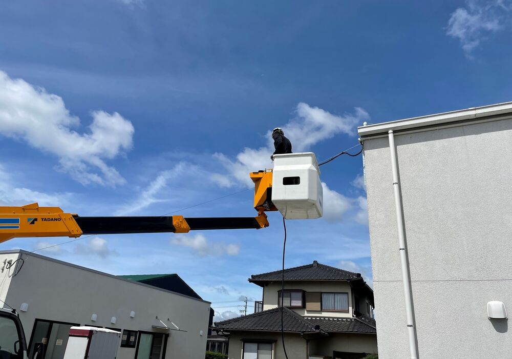 高所作業車にて配線作業